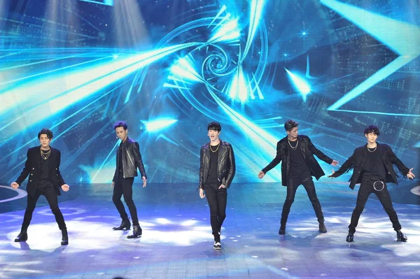 Medlemmar Kinas Första Pop Boy Gruppen Core Utföra Debut Prestanda — Stockfoto