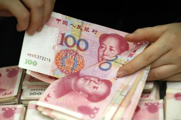 Empleado Chino Cuenta Los Billetes Yuan Rmb Renminbi Banco Ciudad —  Fotos de Stock