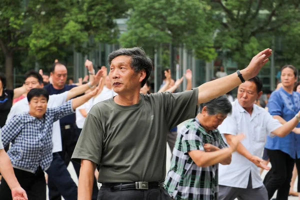 Китайские Родители Практикуют Китайское Кунг Мастера Полчаса Окончания Школы Избежать — стоковое фото