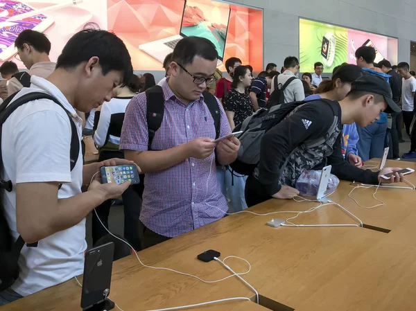 Китайские Покупатели Пробуют Смартфоны Iphone Магазине Apple Store Торговой Улице — стоковое фото