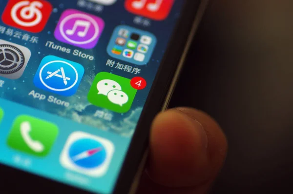 Utente Cinese Telefonia Mobile Mostra Icone App Store App Messaggistica — Foto Stock