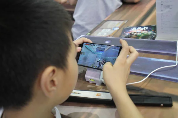 Criança Experimenta Jogo Móvel Smartphone Durante 15Th China Digital Entertainment — Fotografia de Stock