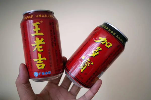 Jiaduobao Bitkisel Çay Bir Can Için Çinli Bir Müşteri Dükkanlar — Stok fotoğraf