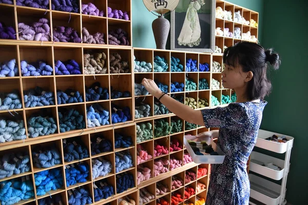Kínai Craftswoman Chen Daiyu Azt Mutatja Szálak Cérnák Hímzéshez Vele — Stock Fotó
