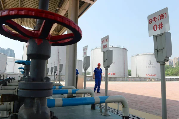 中国の労働者は 中国の河南省中央部の浙州市にあるシノペック 中国石油化学公社 のガソリンスタンドで エタノールガソリンやその他のガソリンの燃料パイプをチェックします 2017年5月20日 — ストック写真