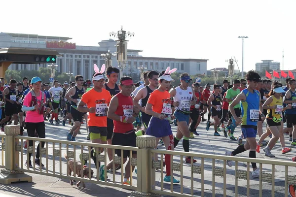 Corredores Participam Maratona Cfld Pequim 2017 Praça Tiananmen Para Parque — Fotografia de Stock