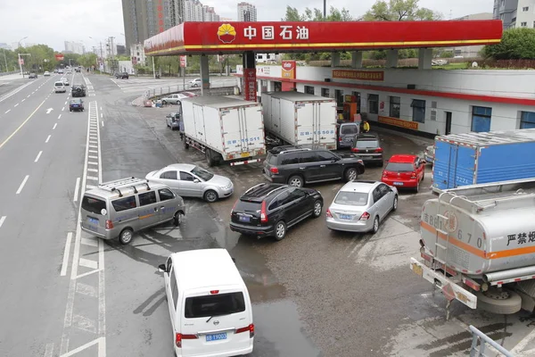 Fahrzeuge Stehen Schlange Der Tankstelle Von Cnpc China National Petroleum — Stockfoto