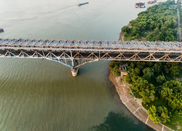 南京揚子江橋の橋床が解体された後の鋼のフレームワークの空撮が 2017 日中国東部の江蘇省南京市で修理します — ストック写真