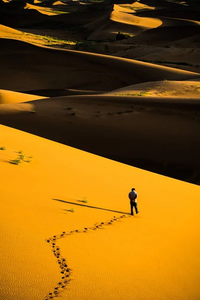 Tourist Walks Sand Dunes Badain Jaran Desert Alxa Right Banner — Stock Photo, Image