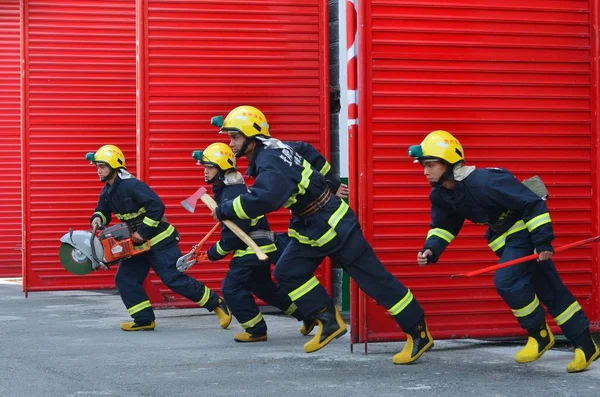 Πυροσβέστες Πυροδοτήσουν Μια Φωτιά Κατά Διάρκεια Της Περιόδου Σκοποβολής Για — Φωτογραφία Αρχείου