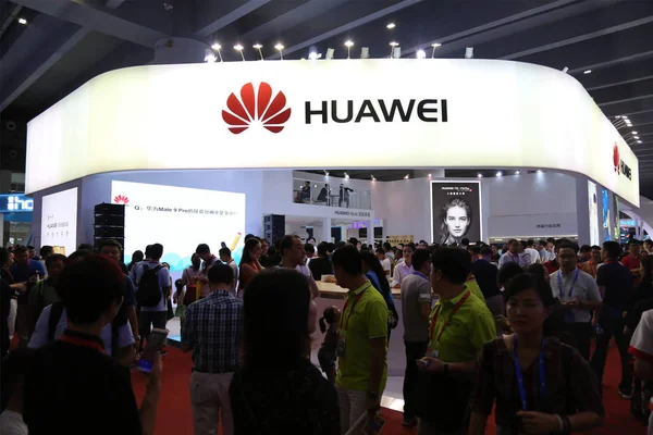 Pessoas Lotam Estande Huawei Durante Uma Exposição Cidade Guangzhou Província — Fotografia de Stock