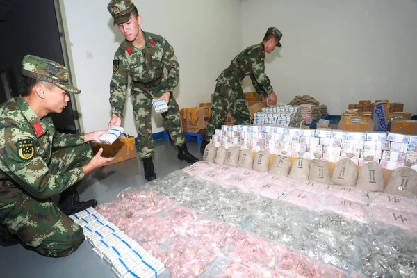 Kinesiska Poliser Kontrollera Smugglade Utländska Mynt Och Sedlar Som Grep — Stockfoto