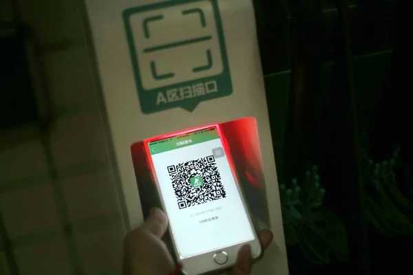 Китайский Мобильный Пользователь Использует Свой Смартфон Сканирования Кода Зонтичной Куче — стоковое фото