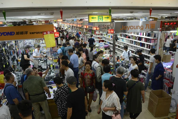 Kunder Trängas Till Tianyi Marknaden Ska Flyttas Att Köpa Varor — Stockfoto