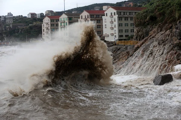 Масові Хвилі Від Припливного Отвору Викликаних Тайфун Талім Сплеск Повз — стокове фото