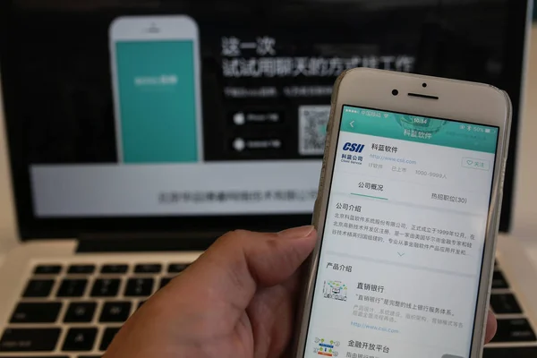 Usuário Celular Chinês Usa Aplicativo Contratação Direta Boss Seu Smartphone — Fotografia de Stock
