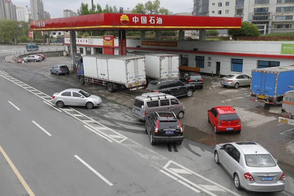 Fahrzeuge Stehen Schlange Der Tankstelle Von Cnpc China National Petroleum — Stockfoto