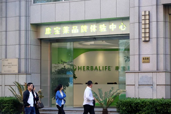 Los Peatones Pasan Por Centro Experiencia Herbalife Shanghái China Abril — Foto de Stock