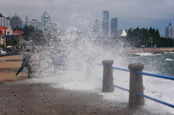 Turister Avbildas Som Vågor Från Tidvattens Borrning Orsakad Typhoon Haitang — Stockfoto