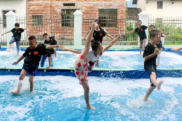 2017年8月9日 中国东部江西省吉安市绥川县 中国儿童在游泳池里练习武术降温 — 图库照片