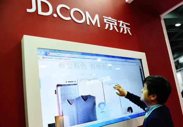 Gość Jest Postrzegana Stoisku Chińskiego Sprzedawcy Online Com Podczas Expo — Zdjęcie stockowe