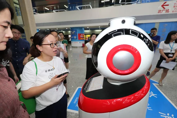 Utasok Nézd Meg Egy Okos Robot Ningbo Pályaudvar Metróban Ningbo — Stock Fotó