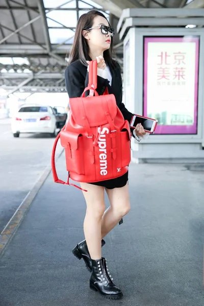 Chinese Actress Victoria Song Song Qian Arrives Beijing Capital International — Stock Photo, Image