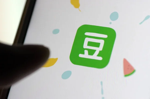 Ein Netizen Durchsucht Die App Von Douban Einem Sozialen Netzwerk — Stockfoto