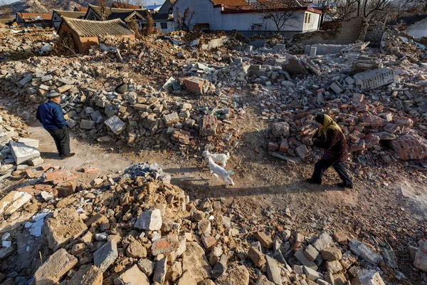 Aldeões Chineses Caminham Restos Mortais Uma Favela Que Está Sendo — Fotografia de Stock
