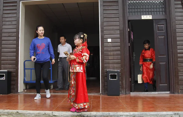 Noiva Chinesa Anos Fei Yongling Vestida Com Trajes Tradicionais Centro — Fotografia de Stock