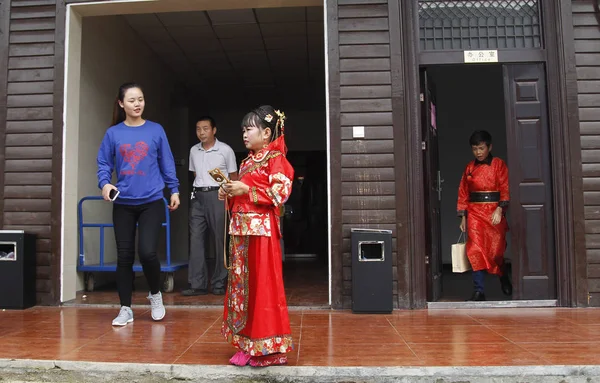 Jaar Oude Chinese Bruid Fei Yongling Gekleed Traditionele Kostuums Center — Stockfoto