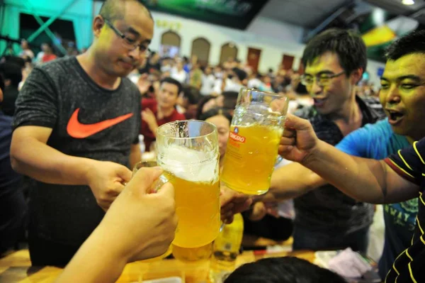 Turisti Godono Birra Durante 27Esimo Festival Internazionale Della Birra Qingdao — Foto Stock