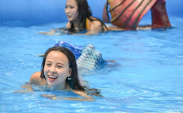 Als Meerjungfrauen Verkleidete Teilnehmer Nehmen September 2017 Einem Schwimmwettbewerb Während — Stockfoto