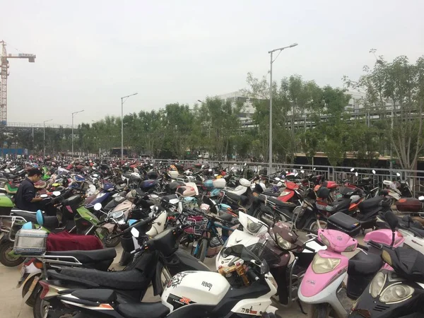 2017年9月19日 中国工人的电动自行车聚集在中国中部河南省郑州市富士康工厂的停车场 — 图库照片
