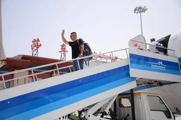 Cestující Deplanes Tryskové Letadlo China Southern Airlines Příchodu Letiště Yeerqiang — Stock fotografie