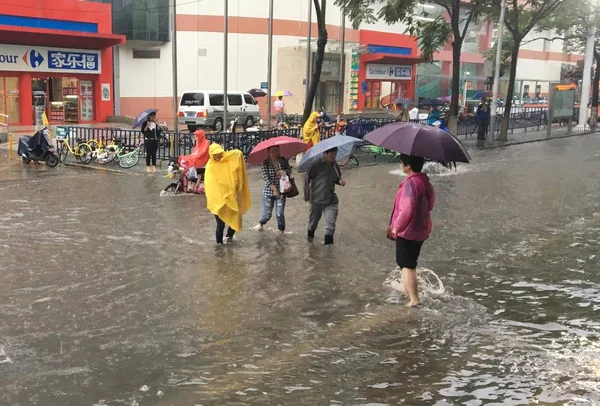 Пешеходы Ходят Затопленной Улице Вызванной Обильными Дождями Городе Нанкин Провинция — стоковое фото
