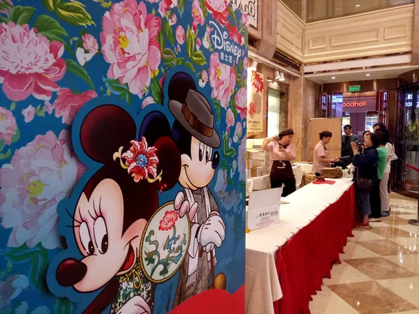 Clienti Acquistano Torte Luna Tema Disney Negozio Del Marchio Alimentare — Foto Stock