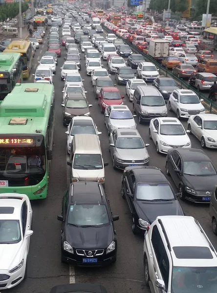 Masas Vehículos Mueven Lentamente Una Carretera Atasco Tráfico Durante Las —  Fotos de Stock