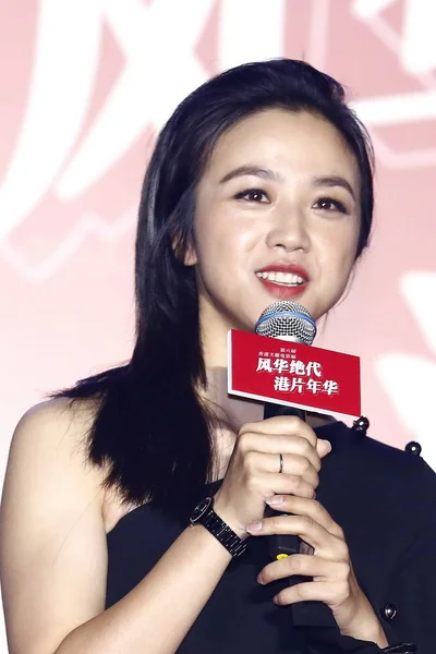 中国女演员唐伟在2017年7月31日于中国香港举行的第六届香港电影节开幕式上摆姿势 — 图库照片