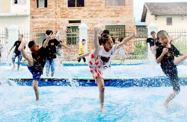 Chinesische Kinder Üben Kampfkunst Einem Schwimmbad Sich Bei Einem Sommerlichen — Stockfoto