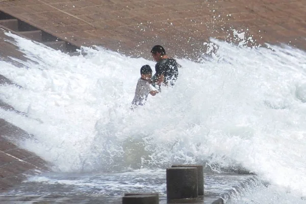 Turister Avbildas Som Vågor Från Tidvattens Borrning Orsakad Typhoon Haitang — Stockfoto