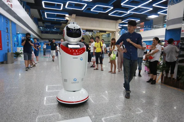 Los Pasajeros Observan Robot Inteligente Estación Tren Ningbo Línea Del —  Fotos de Stock