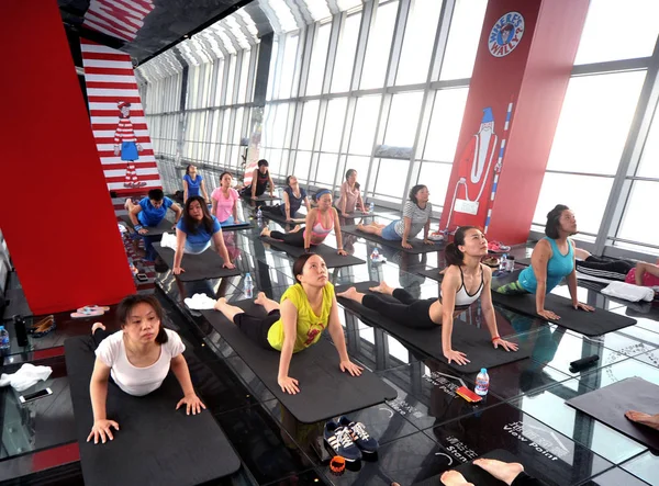 Chinese Office Ladies Practice Yoga 100Th Floor Shanghai World Financial — Stock Photo, Image