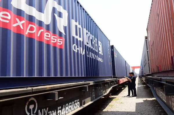 Chinese Customs Officers Check First Freight Train X8074 China Railway — Stock Photo, Image