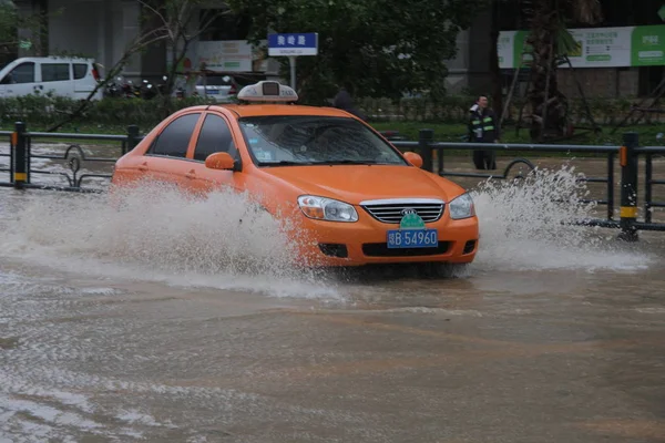 Egy Autót Vezet Elöntött Úton Miután Heves Esőzések Okozta Typhoon — Stock Fotó