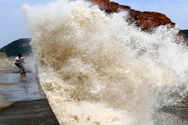 Местный Житель Фотографирует Волны Приливной Волны Вызванной Тайфуном Талим Поднимающимся — стоковое фото