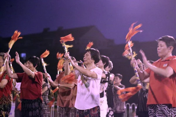 Пожилые Местные Жители Танцуют Музыку Бамбуковыми Дубинками Площади Районе Минханг — стоковое фото