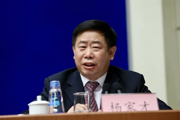 中国银行业监督管理委员会 Cbrc 助理主席杨家才出席2017年3月2日在中国北京举行的新闻发布会 — 图库照片