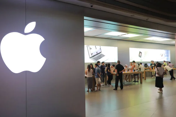 Πελάτες Ψωνίζουν Ένα Κατάστημα Της Apple Στη Σαγκάη Κίνα Αυγούστου — Φωτογραφία Αρχείου