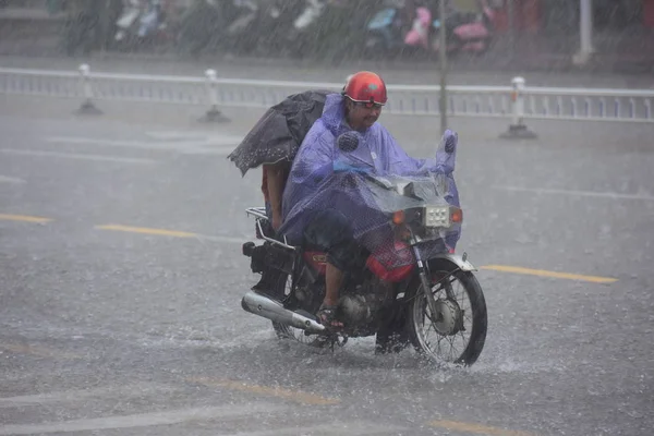Rowerzysta Jeździ Motocyklem Drodze Silnym Wietrze Ciężkim Deszczu Spowodowanym Przez — Zdjęcie stockowe